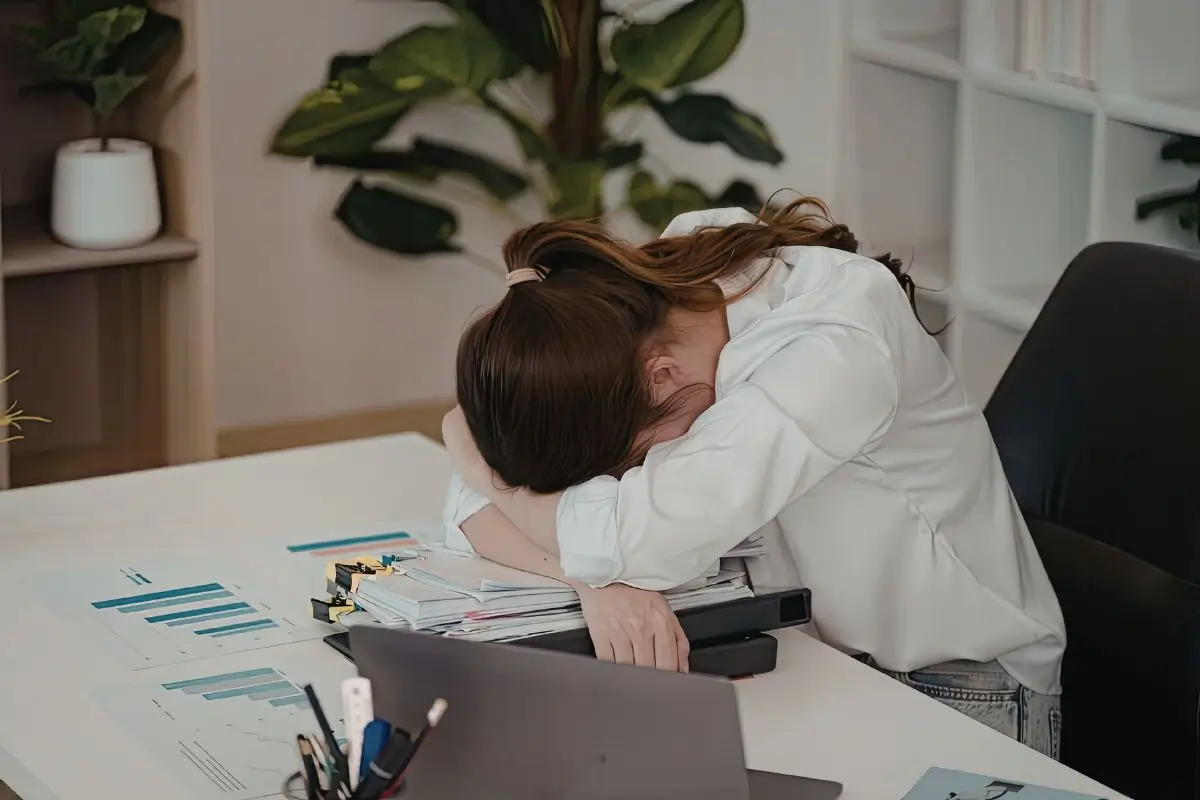 asztalra boruló nő vágyik a belső gátak feloldására