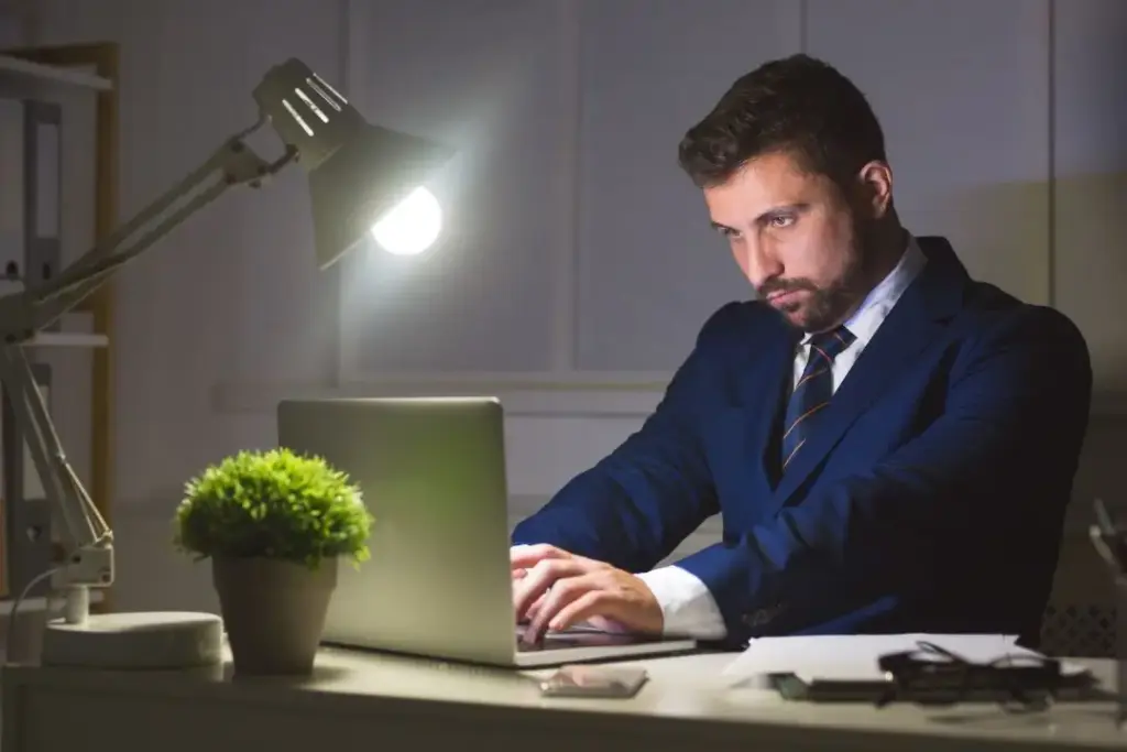 cégvezető laptopon dolgozik